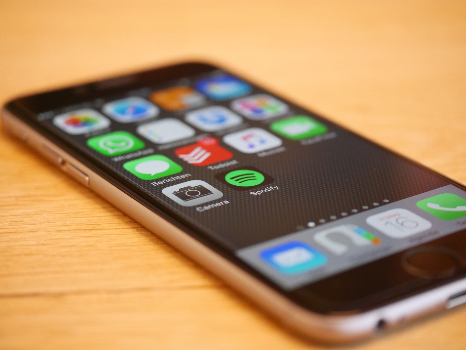 Smartphone screen showing a grid of application icons
